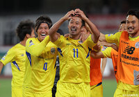 後方からの浮き球に抜け出した阪野 豊史(山形)がワンタッチで流し込み、逆転に成功!【明治安田J2 第17節 岡山vs山形】