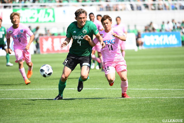 西谷 和希（栃木）が突破を試みるが飯田 真輝（松本）に阻まれる【明治安田Ｊ２ 第17節 松本vs栃木】