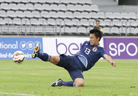 上田 綺世(法政大)がクロスに飛び込むが、あと一歩ボールに届かず【トゥーロン国際大会 U-21日本vsU-21カナダ】