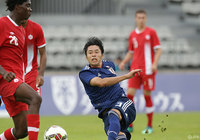 途中出場の中山 雄太(柏)がミドルシュートを放つが、相手GKのファインセーブに阻まれゴールならず【トゥーロン国際大会 U-21日本vsU-21カナダ】