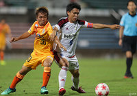 激しく競り合う金子 翔太(清水)と上村 岬(今治)【天皇杯 2回戦 清水vs今治】