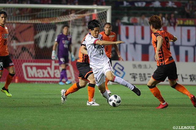 山口の激しいマークに遭いながらもボールをキープする上田 康太（岡山）【明治安田Ｊ２ 第18節 山口vs岡山】