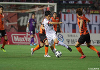 山口の激しいマークに遭いながらもボールをキープする上田 康太(岡山)【明治安田J2 第18節 山口vs岡山】