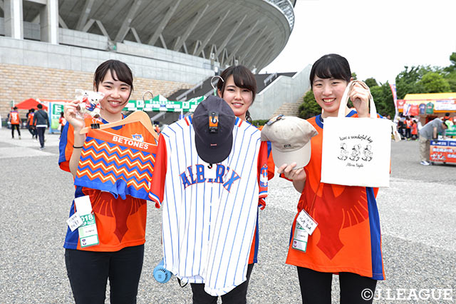 ユニークなグッズがたくさん！アルビカラーを取り入れたベースボールシャツが人気！【明治安田Ｊ２ 第18節 新潟vs東京Ｖ】