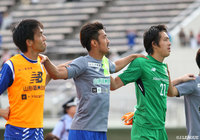 ホームのサポーターに勝利の報告をする山形イレブン【明治安田Ｊ２ 第18節 山形vs千葉】