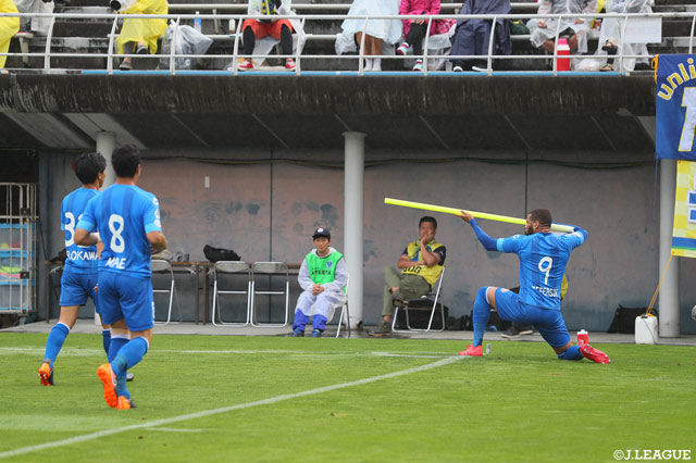 ジェフェルソン バイアーノ（#9）がPKを決め幸先よく水戸が先制した【明治安田Ｊ２ 第18節 栃木vs水戸】