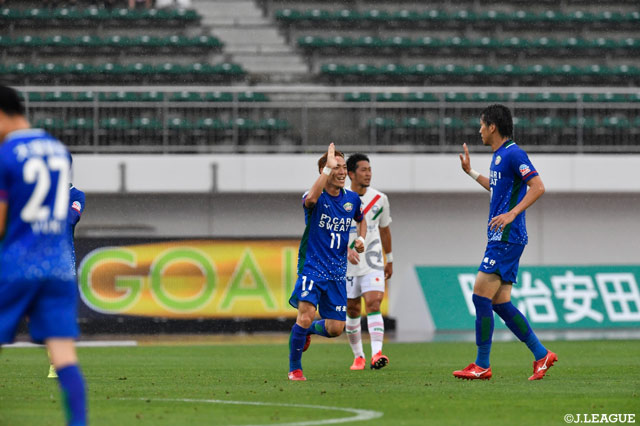 プレッシャーにいった島屋 八徳（徳島/#11）の足にGKが蹴ったボールが当りゴールに吸い込まれた【明治安田Ｊ２ 第18節 徳島vs町田】