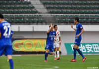 プレッシャーにいった島屋 八徳（徳島/#11）の足にGKが蹴ったボールが当りゴールに吸い込まれた【明治安田Ｊ２ 第18節 徳島vs町田】