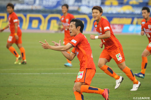 PKをキッカーの近藤 貴司（愛媛）がしっかりと決め1点を先取した【明治安田Ｊ２ 第18節 愛媛vs大分】