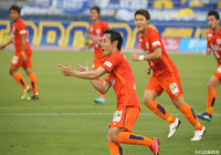 PKをキッカーの近藤 貴司(愛媛)がしっかりと決め1点を先取した【明治安田J2 第18節 愛媛vs大分】