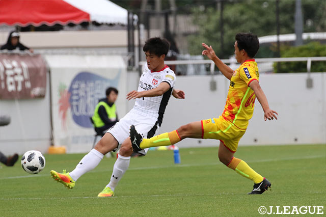 畑本 時央（盛岡）に対してプレスをかける藤原 奏哉(北九州）【明治安田Ｊ３ 第13節 盛岡vs北九州】