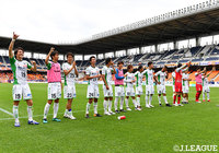 長野まで駆けつけたサポーターと勝利の喜びを分かち合う鳥取の選手たち【明治安田Ｊ３ 第13節 長野vs鳥取】