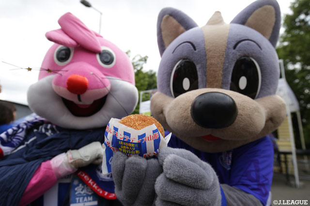 モンテディオ山形のスタグル「炎のカリーパン」を手にして嬉しそうなヴァンくん♪【明治安田Ｊ２ 第19節 甲府vs山形】