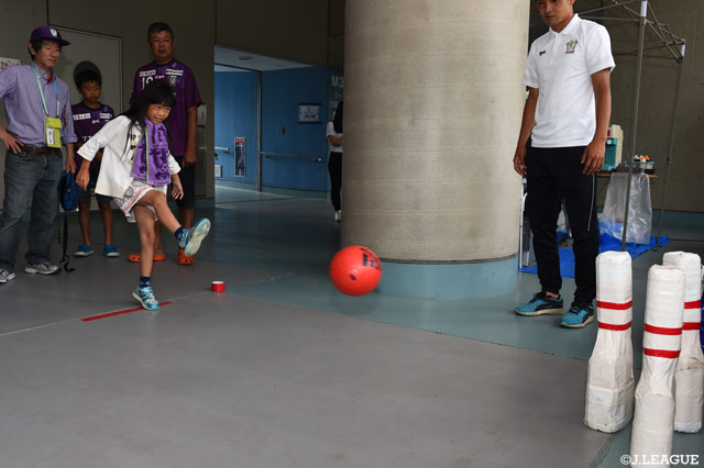 サッカーボウリングにチャレンジ！何本倒れるかな？【明治安田Ｊ３ 第14節 藤枝vs秋田】