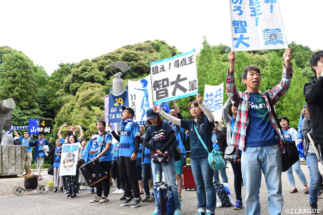 試合開始前からサポーターの熱い戦いは始まっています！【明治安田Ｊ３ 第14節 藤枝vs秋田】