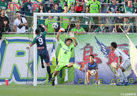 こぼれ球に反応したレオナルドが押し込み鳥取が先制に成功！【明治安田Ｊ３ 第14節 鳥取vsG大23】