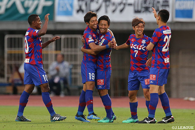 佐藤 和弘がミドルレンジから強烈なシュートを叩き込み、甲府が試合開始早々リードを奪う【明治安田Ｊ２ 第19節 甲府vs山形】