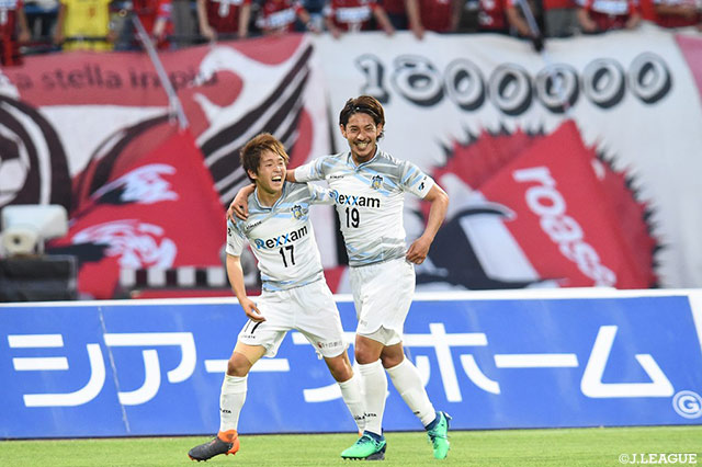 重松 健太郎（#19）がペナルティエリア手前で右足を振り抜き、讃岐が先制に成功【明治安田Ｊ２ 第19節 熊本vs讃岐】