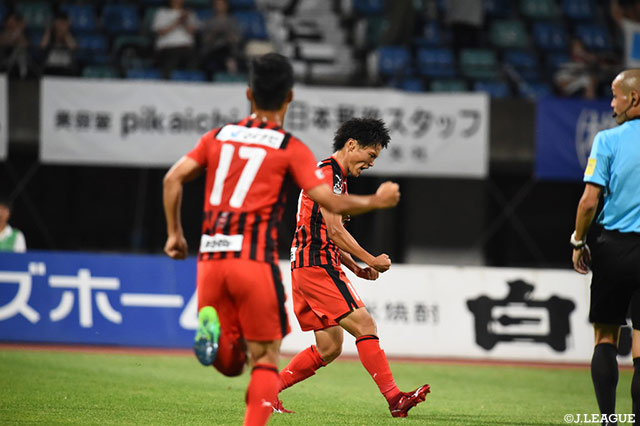 低い弾道のシュートを突き刺し、同点ゴールを奪った田中 達也が渾身のガッツポーズ！【明治安田Ｊ２ 第19節 熊本vs讃岐】