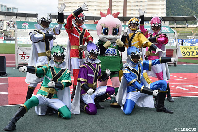 ギッフィーと祭戦士 ワッショイダーがピッチに登場！試合を盛り上げます！【明治安田Ｊ２ 第19節 岐阜vs町田】