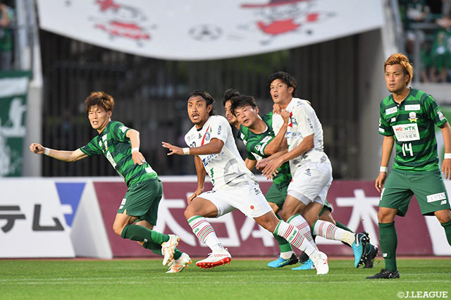 セットプレーでの激しいポジション争いを繰り広げる両選手たち【明治安田Ｊ２ 第19節 岐阜vs町田】
