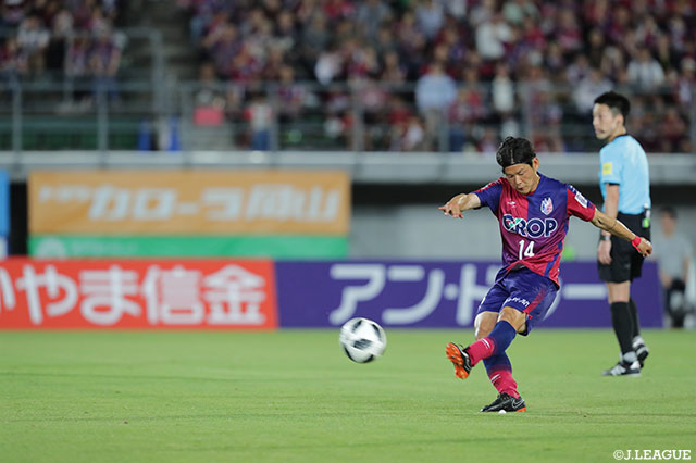 この試合でもプレースキッカーを務めた上田 康太（岡山）【明治安田Ｊ２ 第19節 岡山vs横浜FC】