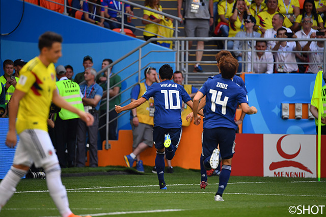 PKを決めてガッツポーズを見せる香川　真司（#10）と駆け寄る乾　貴士（#14）【2018FIFAワールドカップ ロシア GS 第1節 コロンビアvs日本】