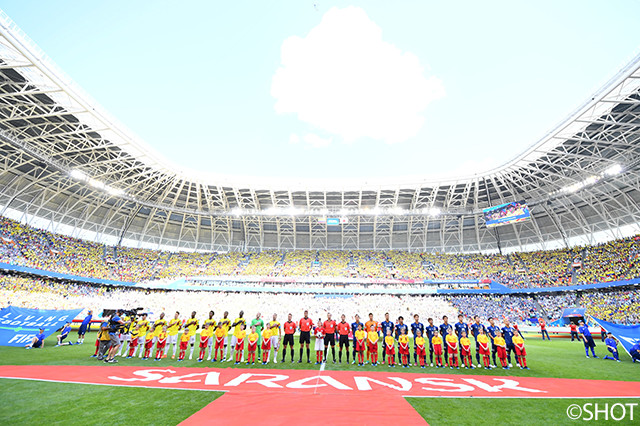 試合前に整列する日本とコロンビアの選手【2018FIFAワールドカップ ロシア GS 第1節 コロンビアvs日本】