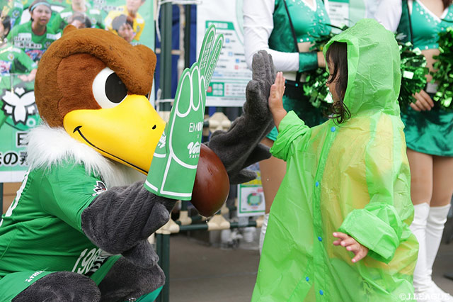 ヴェルディ君とハイタッチ！雨ニモマケズ応援するぞ！【明治安田Ｊ２ 第20節 東京Ｖvs栃木】