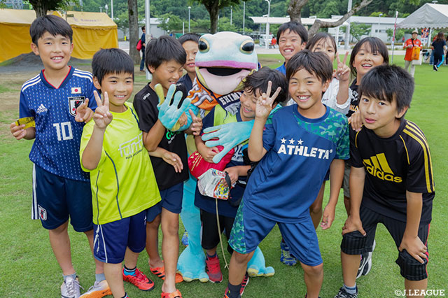 金太と仲良く記念撮影♪【明治安田Ｊ２ 第20節 愛媛vs水戸】