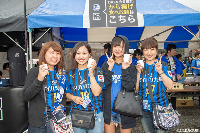 から揚げ食べて応援の準備は万端！【明治安田Ｊ２ 第20節 大分vs福岡】