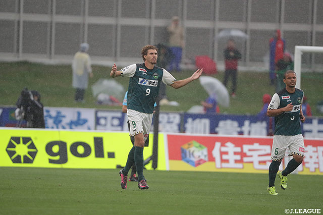 PKのチャンスをジョン ガブリエル（#9）が冷静に決め、相模原が幸先よく先制に成功！【明治安田Ｊ３ 第15節 相模原vsF東23】