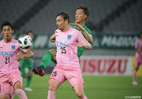 ネイツ ペチュニク（栃木）が突破を計るが東京Ｖの厳しいマークをはがせない【明治安田Ｊ２ 第20節 東京Ｖvs栃木】