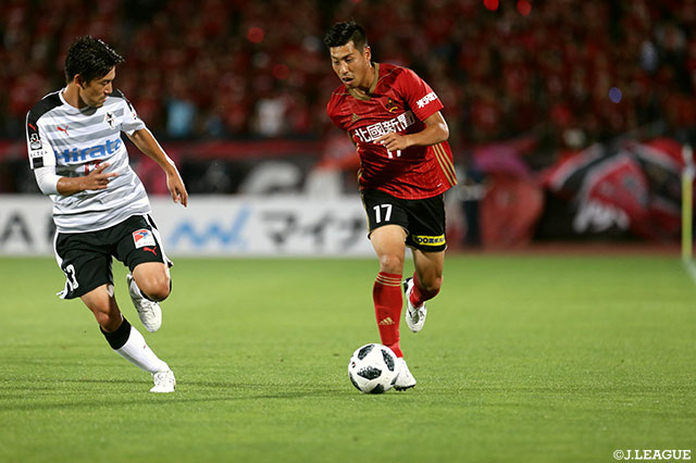 ドリブル突破を計る加藤 大樹（金沢）。得点のチャンスを生み出すことはできず【明治安田Ｊ２ 第20節 金沢vs熊本】
