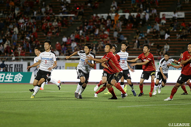 セットプレー時、ポジショニング争いを繰り広げる両チームの選手たち【明治安田Ｊ２ 第20節 金沢vs熊本】