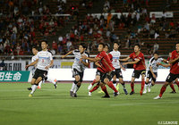 セットプレー時、ポジショニング争いを繰り広げる両チームの選手たち【明治安田Ｊ２ 第20節 金沢vs熊本】