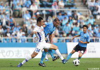 前節に続くゴールが期待された今津 佑太(甲府)と競り合うレアンドロ ドミンゲス(横浜FC)【明治安田J2 第20節 横浜FCvs甲府】