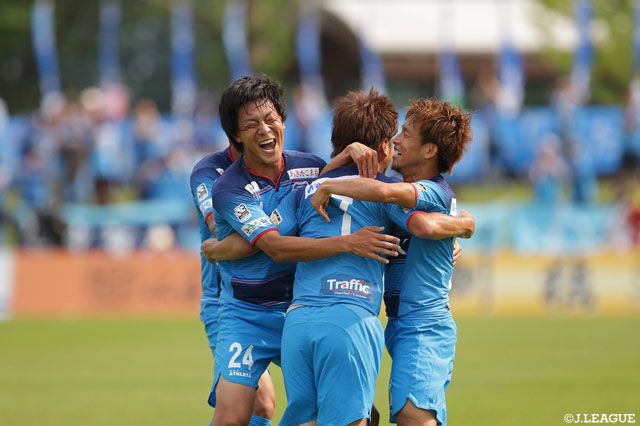 ペナルティエリア左からシュートを決め、チームメイトから祝福される前山 恭平（秋田/#7）【明治安田Ｊ３ 第15節 秋田vs鹿児島】