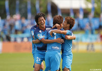 ペナルティエリア左からシュートを決め、チームメイトから祝福される前山 恭平(秋田/#7)【明治安田J3 第15節 秋田vs鹿児島】