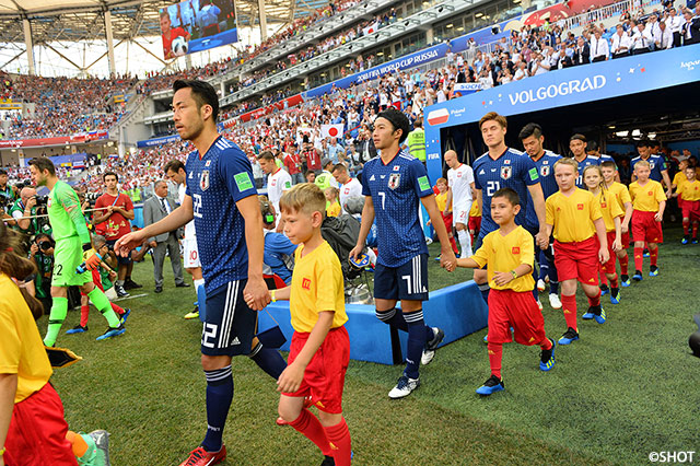 両代表の選手がエスコートキッズとともにピッチに入場！【2018FIFAワールドカップ ロシア GS 第3節 日本vsポーランド】