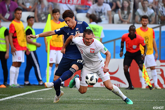 激しく競り合う酒井 宏樹とアルトゥル　イェンドジェイチク【2018FIFAワールドカップ ロシア GS 第3節 日本vsポーランド】