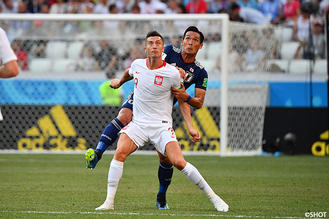 ポーランドのエース、ロベルト レバンドフスキに自由を与えない槙野 智章（浦和）【2018FIFAワールドカップ ロシア GS 第3節 日本vsポーランド】