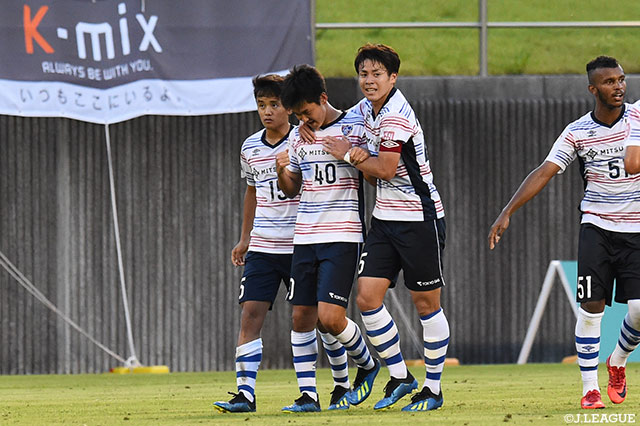 同点弾となる鮮やかなミドルシュートを決めた平川 怜（F東23）【明治安田Ｊ３ 第16節 藤枝vsF東23】