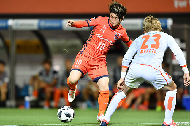 低い弾道のシュートでニアを撃ち抜き、先制弾となる2試合連続ゴールを決めた大前 元紀（大宮）【明治安田Ｊ２ 第21節 大宮vs愛媛】