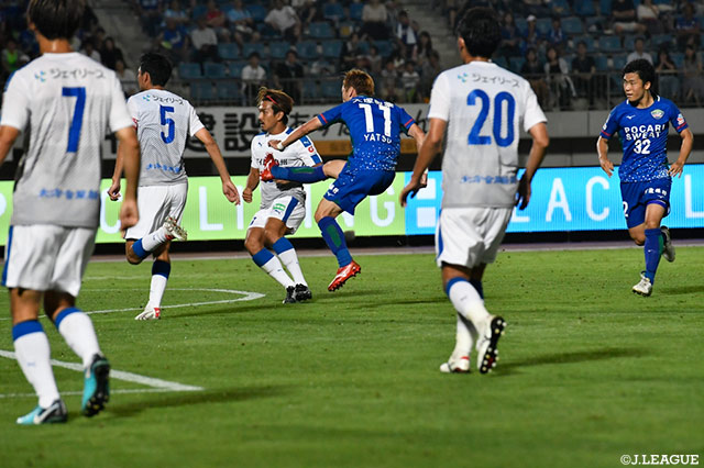 狙いすましたミドルシュートを撃ち込んで追加点を挙げた島屋 八徳（徳島）【明治安田Ｊ２ 第21節 徳島vs大分】