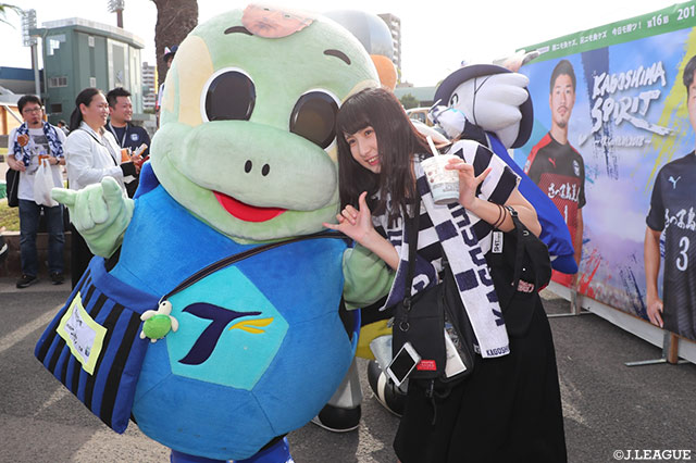 「九州だＪ！フェスタ」に大分のマスコット ニータンも参加。サポーターと記念撮影♪【明治安田Ｊ３ 第16節 鹿児島vsYS横浜】