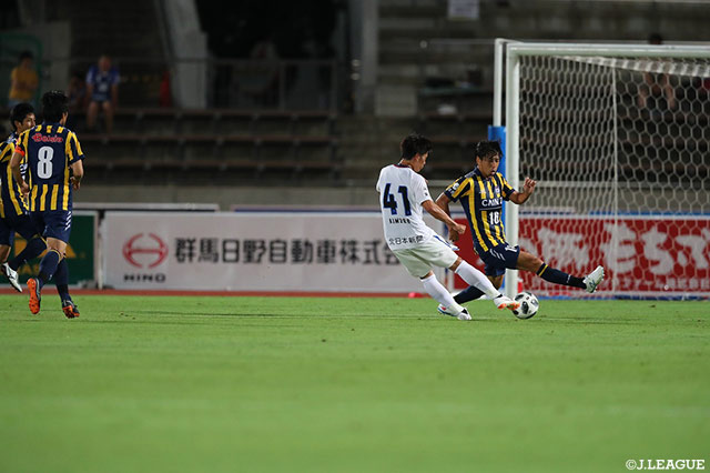 縦パスを収めた木村 裕（富山）が鋭いミドルシュートでニアを撃ち抜き、試合終盤に貴重な先制点を奪取！【明治安田Ｊ３ 第16節 群馬vs富山】