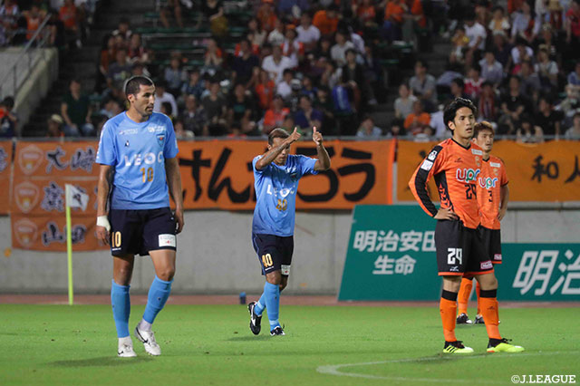 右からのクロスに合わせ追加点を奪ったレアンドロ ドミンゲス（横浜FC/#40）【明治安田Ｊ２ 第21節 山口vs横浜FC】