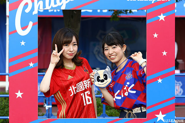 両チームサポが試合前にパシャリ♪【明治安田Ｊ２ 第18節 甲府vs金沢】