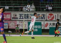 味方GKからのパントキックに抜け出した垣田 裕暉(#19)がPA内から落ち着いてループシュートを決め、金沢がリードを2点に広げる【明治安田J2 第18節 甲府vs金沢】